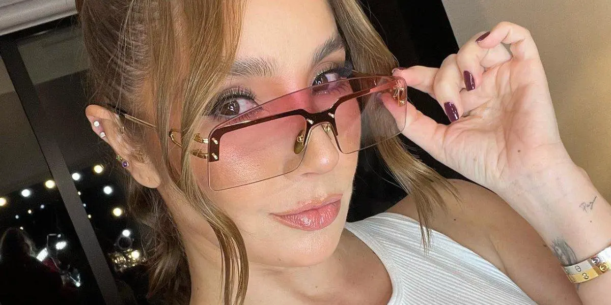 “Perdió la elegancia”: le escriben a Paola Jara por tantas perforaciones en las orejas