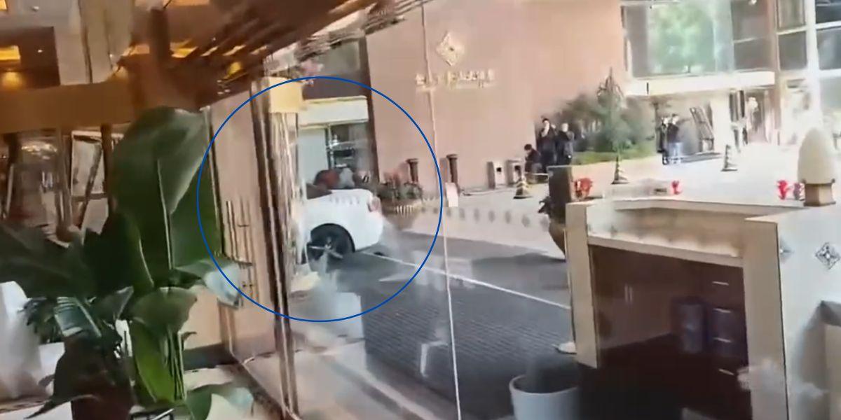 Video: huésped molesto estrelló su carro contra un hotel