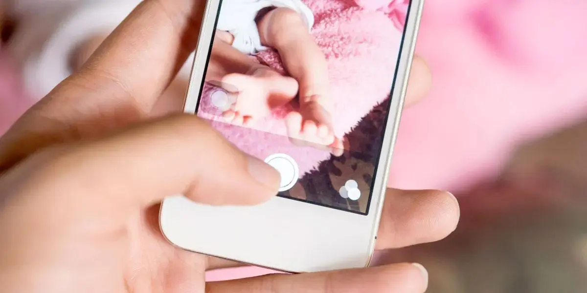 Corte pide regular el &#8216;Sharenting&#8217;: la práctica de  papás que divulgan fotos de hijos en redes sociales