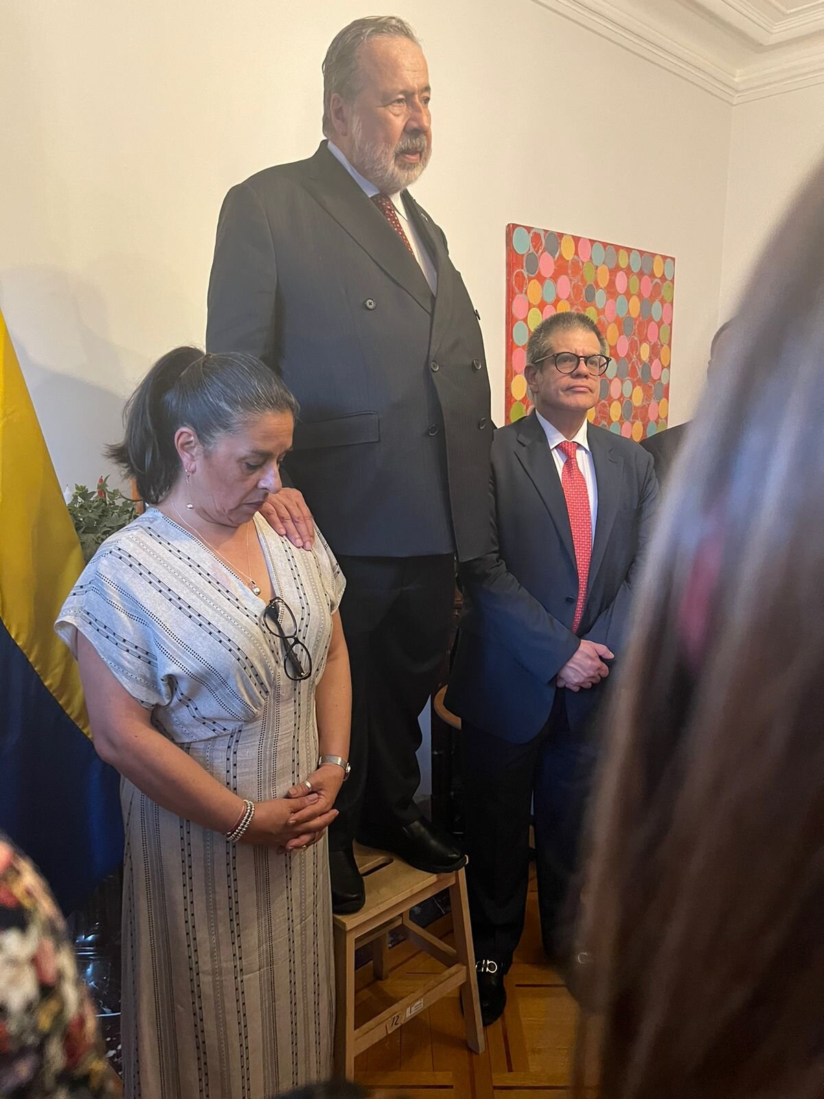 La curiosa foto del embajador Gustavo Gallón