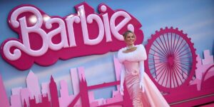 VIRAL: Papá va vestido con tutú rosa junto a su hija para ver Barbie