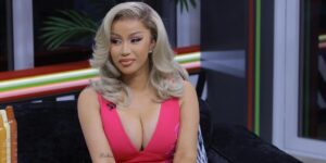 A Cardi B se le salió el hilo del tampón y ante las burlas se enojó aventado el micrófono