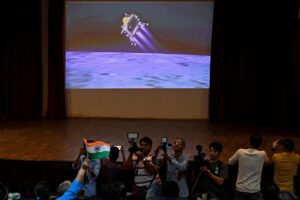 Misión espacial de la India logra aterrizar con éxito en el polo sur de la Luna: el país celebra