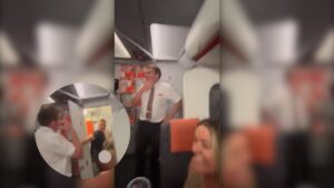 Pareja fue descubierta mientras tenían relaciones en un avión; el video se hizo viral