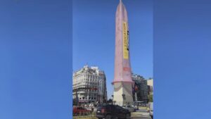 Video: polémica en Argentina tras cubrir con un condón gigante el obelisco de Buenos Aires