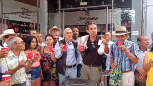Protesta de cafeteros en Juan Valdez ante el precio de los tintos que venden