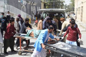 Más de 50 muertos dejó una serie de ataques suicidas en un templo y mezquita de Pakistán