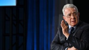 Víctimas colombianas denuncian en Argentina al expresidente Uribe por falsos positivos