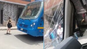 Video | Indignación en Bogotá: mujer atacó enfurecida con un martillo un bus del SITP