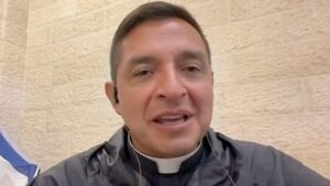 Padre Chucho y 80 colombianos están atrapados en medio de la guerra entre Israel y Palestina