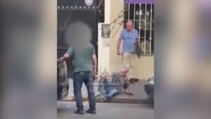Video | Ladrón termina hospitalizado tras fuerte golpiza de un taxista