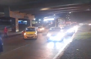 Enfrentamientos entre UNDMO y taxistas: movilidad ha retirado varios taxis por la calle 26