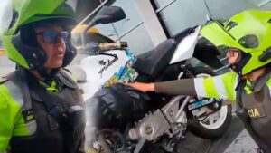 Conductor denuncia que agente de tránsito inmovilizó su moto por tener calcomanías: aprenda colores
