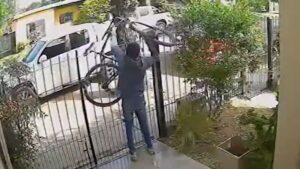 Video |  Hombre frustra robo en su casa a plena luz del día en Barranquilla