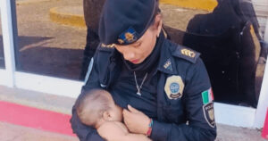 Policía amamanta bebé tras un huracán en México: la agente fue ascendida