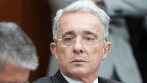 Álvaro Uribe fue denunciado en Argentina por falsos positivos