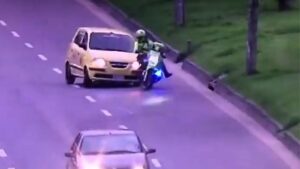 Video | Taxista huyó luego de chocar a policía y hacerlo caer de su moto en Bogotá