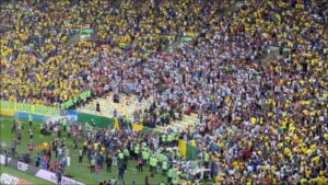 Brasil vs. Argentina: se armó tremenda pelea entre hinchas en la tribuna del Maracaná