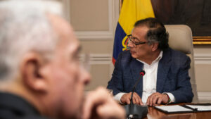 ¿Uribe es tibio con Petro? Critican al expresidente tras reunión en Casa de Nariño