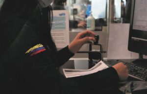 Migración Colombia destituye a funcionario por cobrar por trámites: estafó a una monja