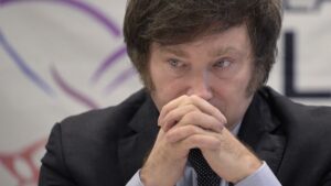 Gobierno llama a consulta a embajador en Argentina tras ofensas de Milei a Petro