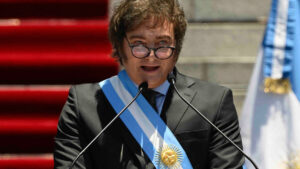 Javier Milei asume la presidencia de Argentina con un juramento singular
