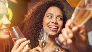 Año nuevo, sonrisa nueva: consejos para evitar manchas en tus dientes durante las fiestas