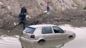 Video | Carro en Soacha terminó en un caño por evitar trancón