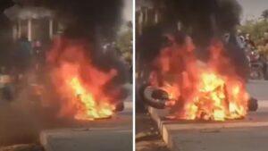 Video | Pilló a su esposo con otra y sin miedo decidió quemarle la moto