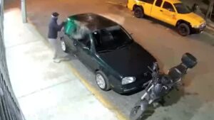 Video | Delincuente murió quemado luego de incendiar un carro en México