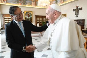 40 minutos duró la reunión entre el presidente Gustavo Petro y el papa Francisco