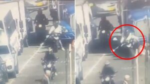 Video | Parrillera de moto muere arrollada por un camión luego de perder el equilibrio