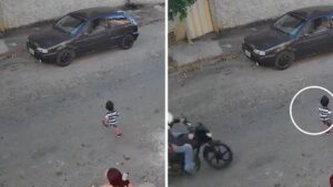 Video | Motociclista arolló a un niño menor de cinco años mientras cruzaba la calle
