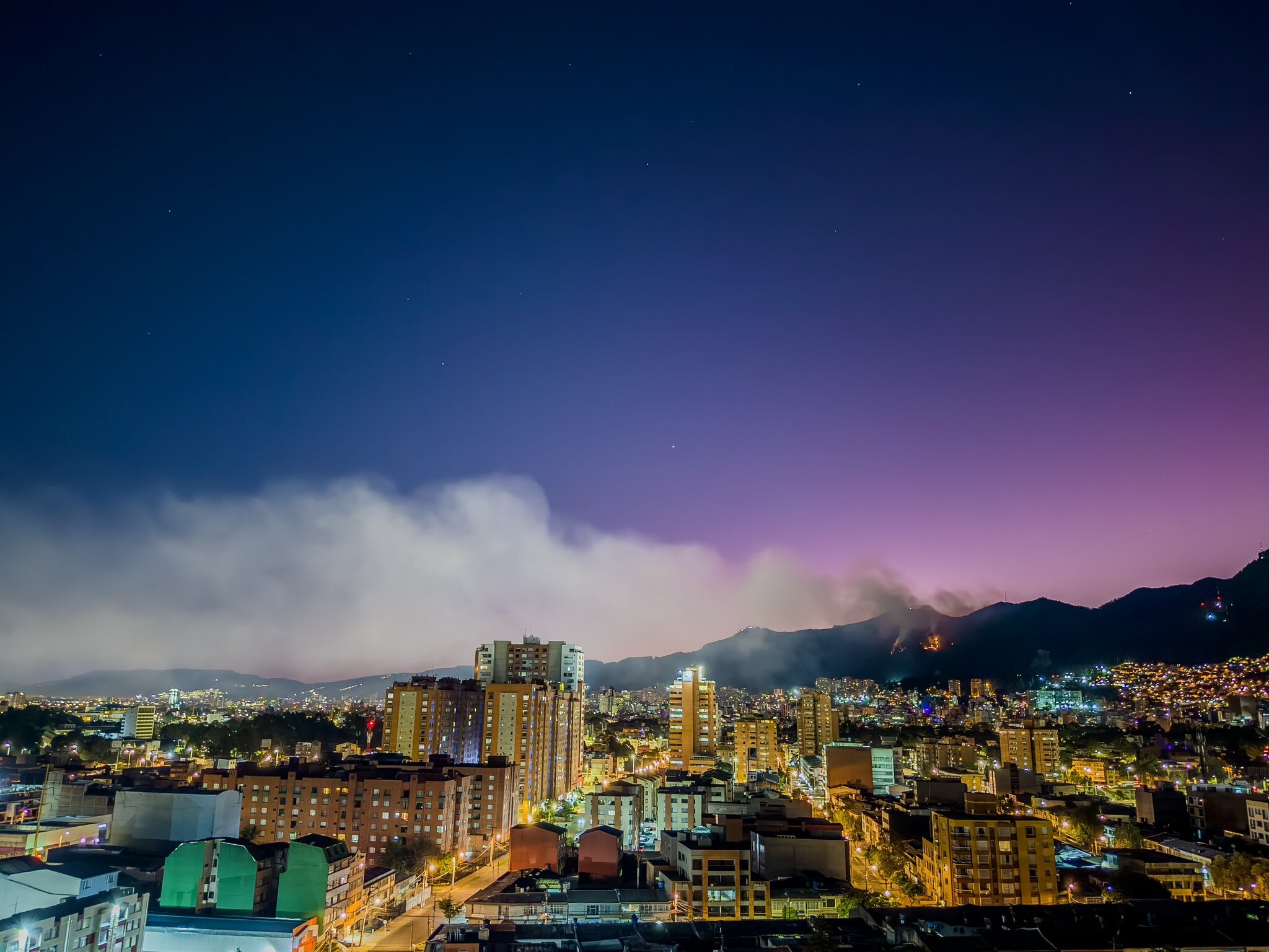 Incendio en los cerros orientales no da tregua bomberos aún trabajan