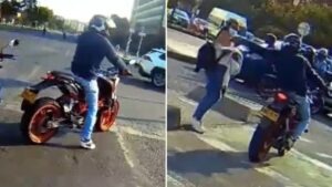Video | Así es como los ladrones en moto le rapan el celular a una mujer en pleno semáforo