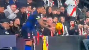 Video | Niño le mete el dedo en la cola a jugador del Sevilla en pleno partido