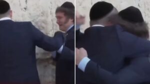 Video | Javier Milei rompe en llanto durante su visita al Muro de las Lamentaciones