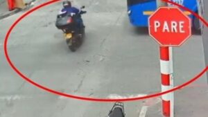 Video | Motociclista que omitió el Pare fue violentamente arrollado por un bus del SITP