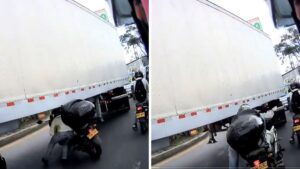 ¡Increíble! Motociclista intenta pasar debajo de una tractomula para evitar trancón