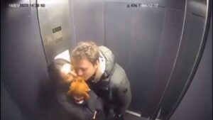 Viral | Soñé contigo: perrito besando a pareja en ascensor enternece redes sociales
