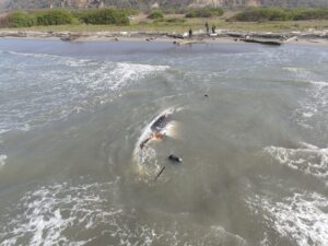 Un muerto y una desaparecida tras naufragio de un velero en playas del Atlántico