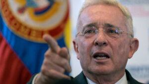 Uribe aremetió contra las FF.MM: No pueden quedarse quietas por la orden de un gobierno