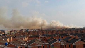 Bomberos controlan una quema de pastos en el sur de Bogotá que llena la ciudad de humo