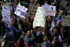 Denuncian que mujeres atacaron con fuego a gestores de convivencia en marchas del 8M