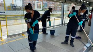 La verdad sobre supuesta foto de empleadas limpiando estación de TransMilenio tras el 8M
