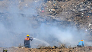 Colombia ayuda a Panamá en esfuerzo para combatir incendio en vertedero de basura