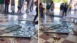 Video | Carro perdió el control y chocó contra un centro comercial en Barranquilla