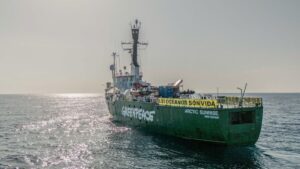 Emblemático barco de Greenpeace llega a Colombia en defensa de los ecosistemas marinos