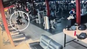 Video | Mujer le arrancó el dedo a otra de un mordisco en insólita pelea en un gimnasio