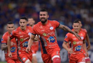 Alianza empata en la última jugada del partido ante Cruzeiro, cuando lo perdía 3-0